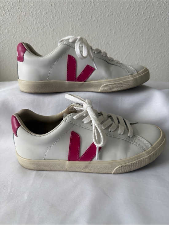 Veja Shoes - White VEJA Sneakers with Pink Accent V Logo - Women's Casual Trainers